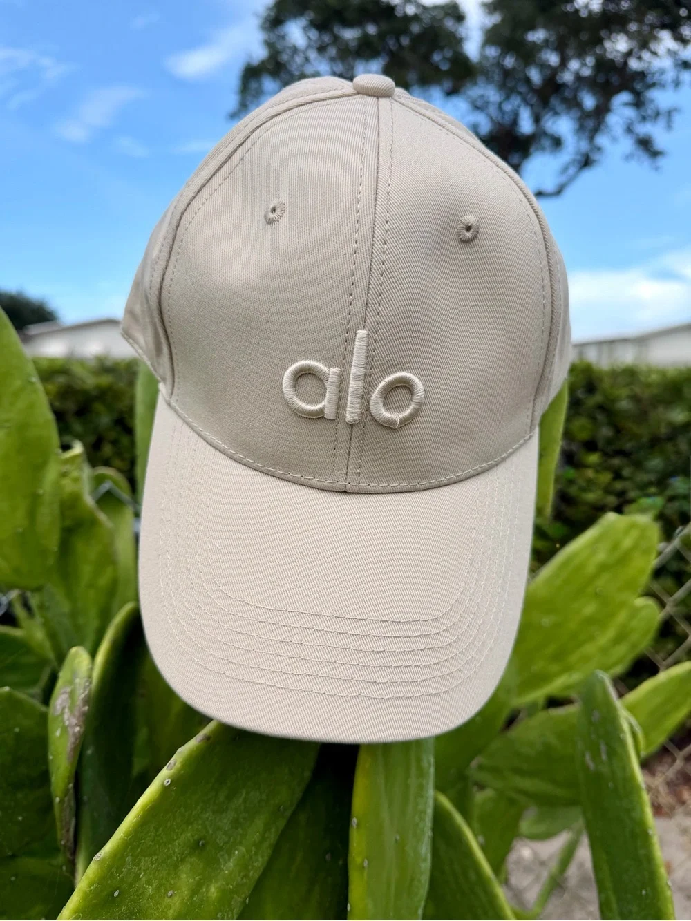 ALO Yoga Light Cream Logo Baseball Cap Unisex